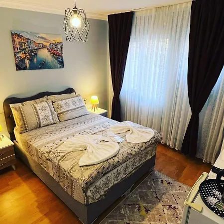 Reyna Aparthotel *