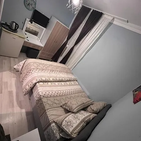 Reyna Aparthotel *